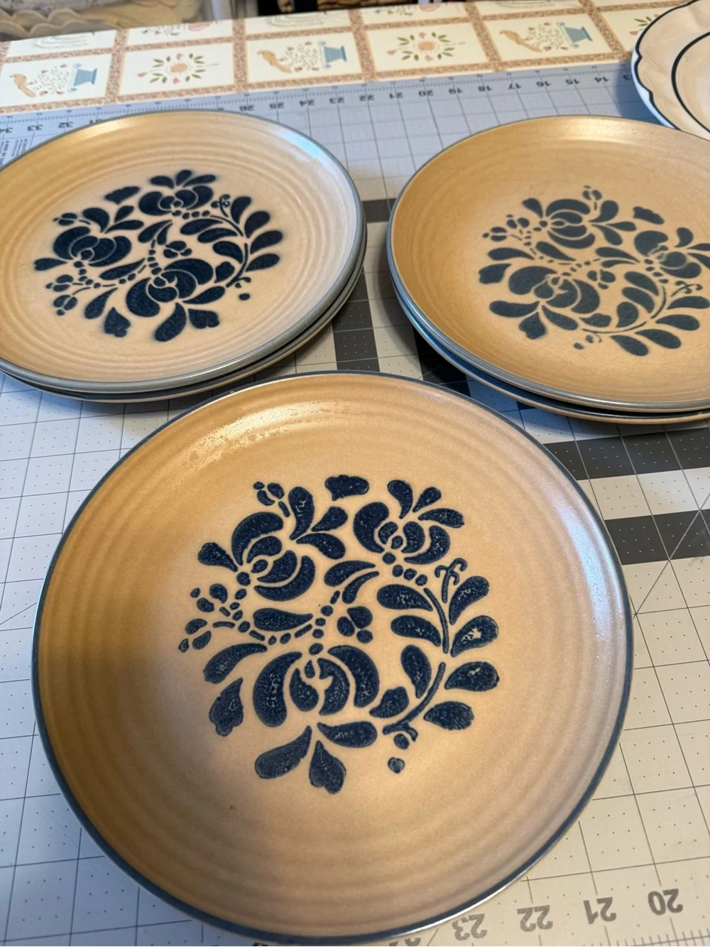 Set of 3 Pfaltzgraff Folk Art collection plates.